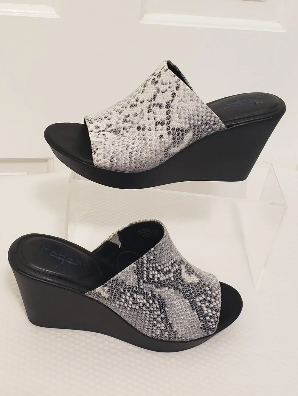 NWT Tahari Mylana Snakeprint In Shades Of Grey Wedge Slides Size 8